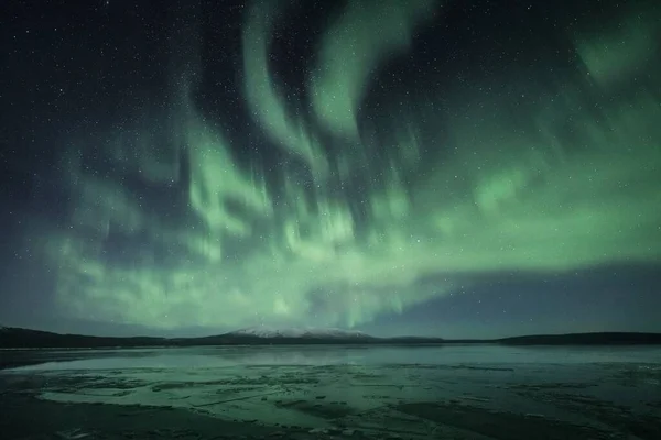 Aurora Polar Ilumina Céu Estrelado Sobre Lago Lapônia Finlândia — Fotografia de Stock