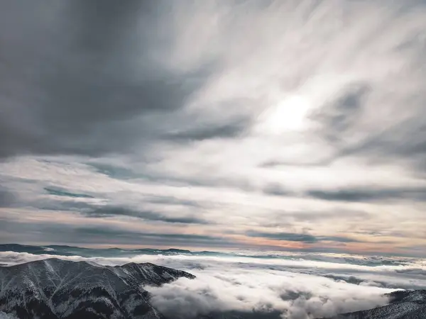 Eine Luftaufnahme Der Wolken Über Den Bergen — Stockfoto