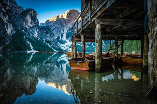 Una Misteriosa Baita Barche Sul Lago Braies Nelle Dolomiti Seekofel — Foto Stock