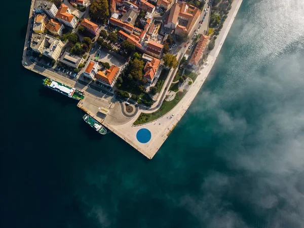 Güneşli Bir Günde Göl Kenarındaki Modern Binaların Havadan Görünüşü — Stok fotoğraf