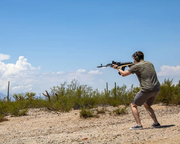Man Earmuffs Aiming Automatic Rifle Scope Sunny Day Arizona Summer — Stock Photo, Image