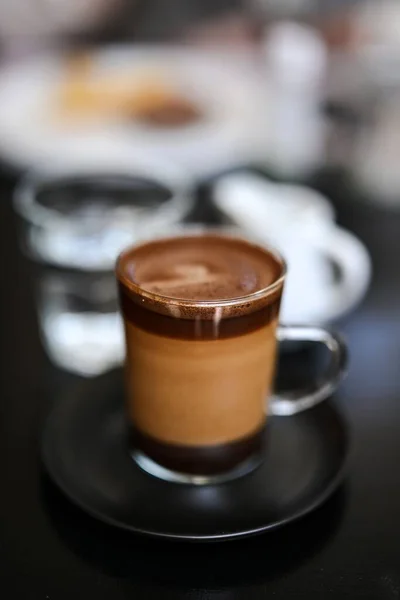 Een Close Shot Van Een Kop Koffie Met Een Scheutje — Stockfoto