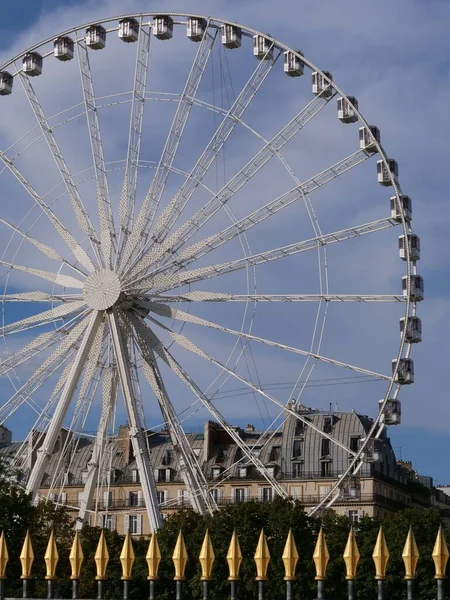 Güneşli Paris 'te dönme dolap. Paris' in gözleri..