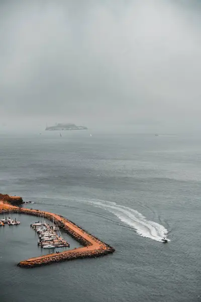 Sisli Bir Günde Limandaki Teknelerin Dikey Görüntüsü — Stok fotoğraf