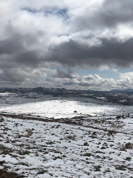 Вертикальный Снимок Снежного Пейзажа Горах — стоковое фото