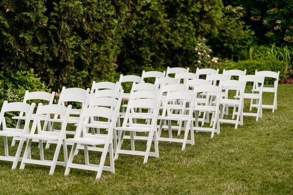 Ряды Стульев Лужайке Снаружи Свадебной Церемонии — стоковое фото
