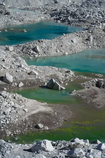에베레스트산 기슭에 연못의 수직으로 펼쳐진 — 스톡 사진