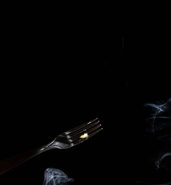 Крупный План Серебряной Вилки Черном Фоне Дымом Снизу — стоковое фото
