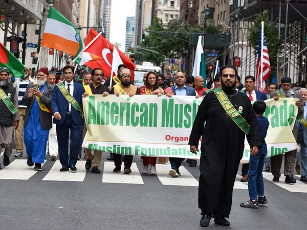 Мусульманские Жители Нью Йорка Маршируют Вдоль Мэдисон Авеню Нью Йорке — стоковое фото