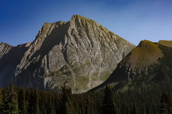 Красивая Гора Честер Солнечный День Голубым Небом Заднем Плане Альберта — стоковое фото