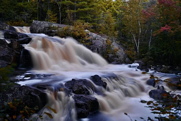 Kaskádový Vodopád Tekoucí Skalách Lese — Stock fotografie