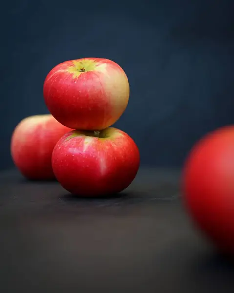 Vertikální Záběr Červených Jablek Tmavém Povrchu — Stock fotografie