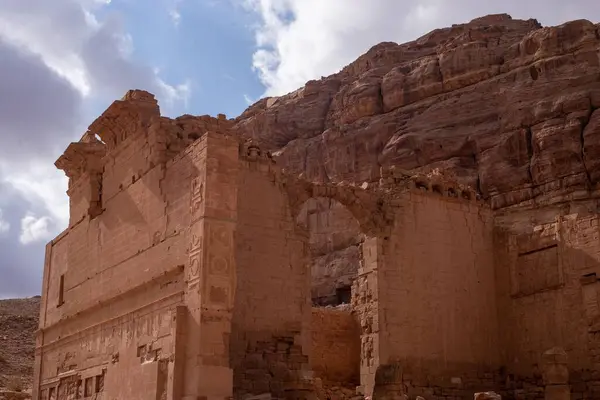 Sebuah Sudut Pandang Rendah Bangunan Kuno Yordania Petra — Stok Foto