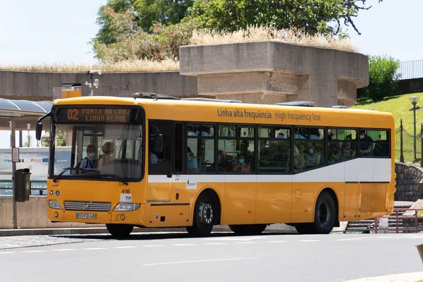 马德拉市Funchal车站的一辆黄色Horarios Funchal公共汽车 — 图库照片
