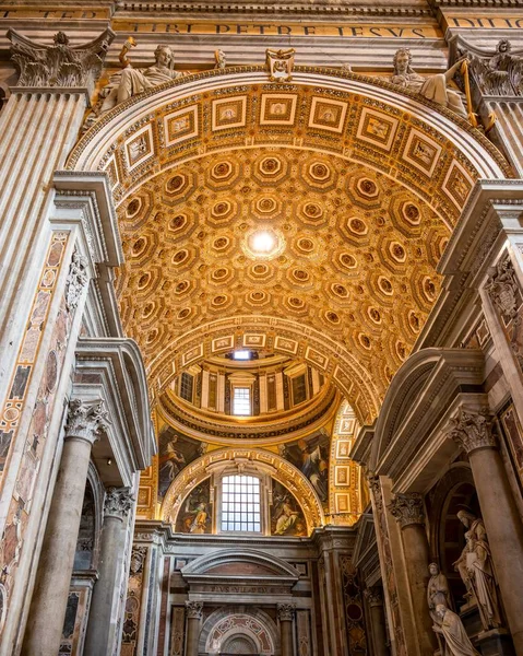 Plano Vertical Del Interior Basílica San Pedro Con Luces Los — Foto de Stock