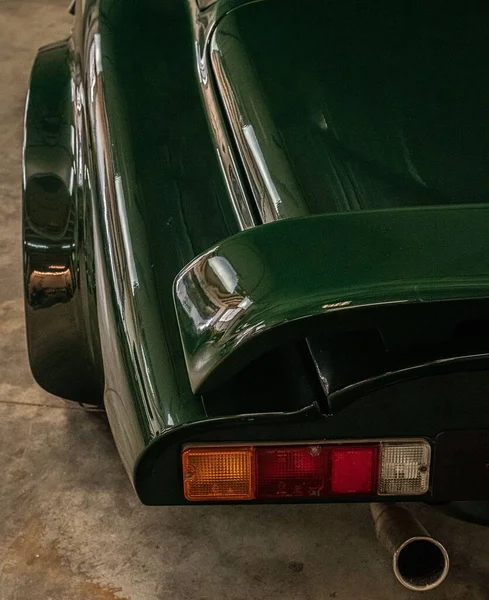 Yeşil Klasik Bir Arabanın Arka Lambasına Yakın Çekim — Stok fotoğraf