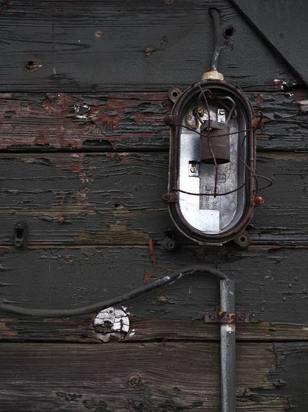 Μια Κάθετη Από Μια Σπασμένη Vintage Βιομηχανική Μεταλλική Λάμπα Ξύλινο — Φωτογραφία Αρχείου