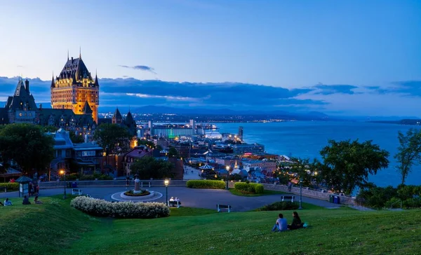 Piękny Widok Zamek Frontenac Otoczony Zielenią Quebecu Kanada Nocy — Zdjęcie stockowe