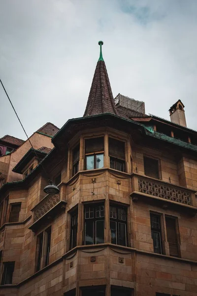 Eine Vertikale Aufnahme Eines Schönen Gebäudes Mit Einem Kuppelförmigen Dach — Stockfoto