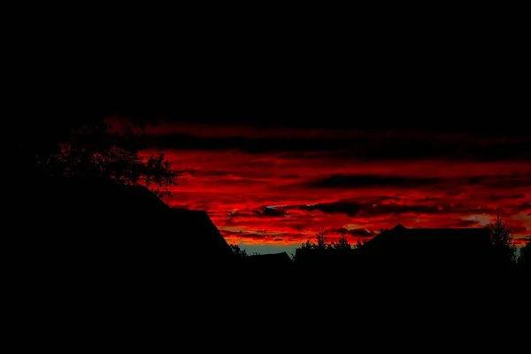 雲が立ち並ぶ赤い夜空の風景 — ストック写真