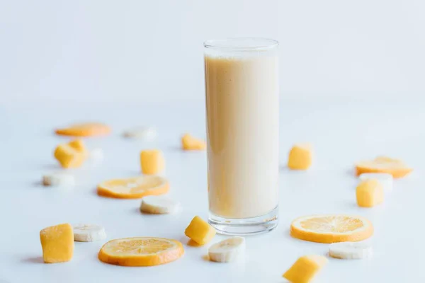 Beyaz Arka Planda Portakallı Bir Bardak Milkshake Yakın Çekimi — Stok fotoğraf