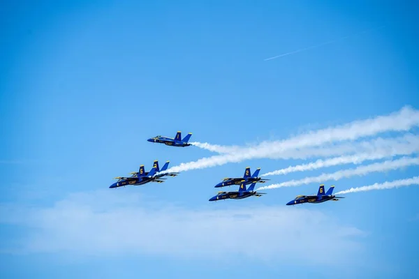 Eine Flugshow Mit Blauen Engeln Die Über Die Stadt Fliegen — Stockfoto