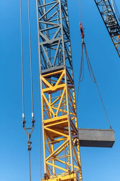 Tiro Vertical Guindaste Industrial Cinza Amarelo Metálico Céu Azul — Fotografia de Stock