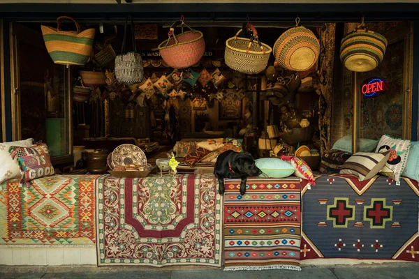 Μια Άποψη Της Αγοράς Δρόμο Πώλησης Χαλιά Και Thatch Τσάντες — Φωτογραφία Αρχείου