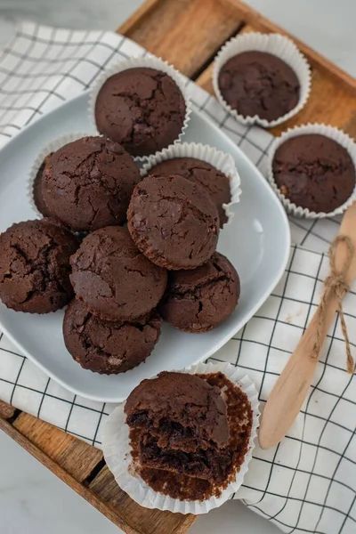 Gros Plan Muffins Chocolat Cuit Dans Une Assiette Blanche — Photo