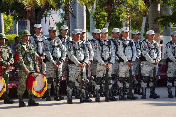 墨西哥士兵和军队在墨西哥国旗日在查普尔特佩举行的公民仪式上 — 图库照片