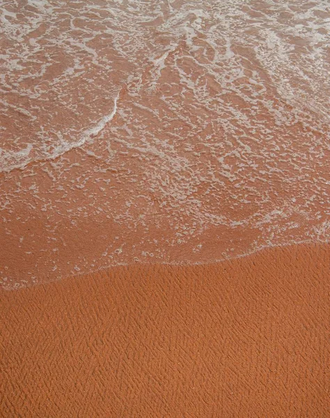 모래사장에서 듯이흐르는 해변의 — 스톡 사진