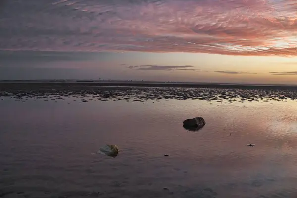 ビーチに沈む夕日の美しい景色 — ストック写真