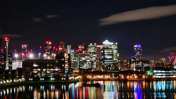 伦敦著名的金丝雀码头的夜景 — 图库照片