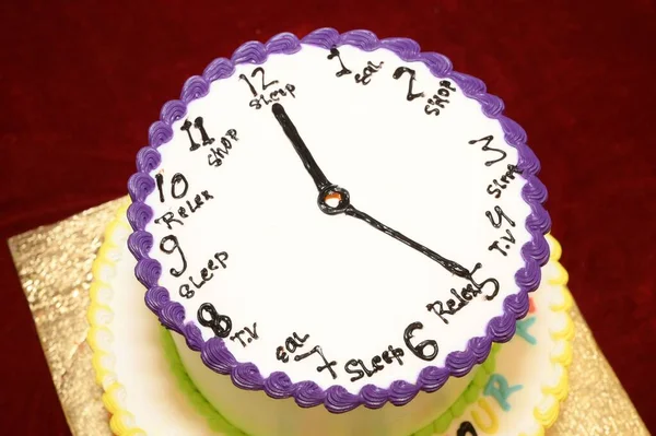 一张像钟一样形状的蛋糕的特写照片 — 图库照片