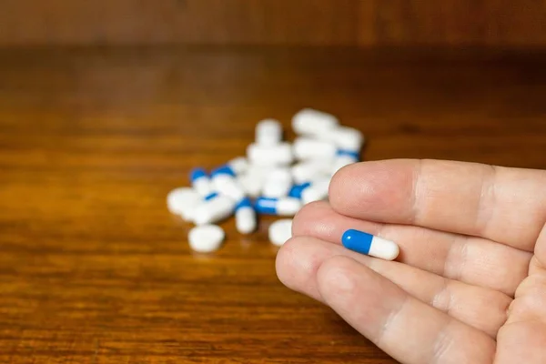 Eine Nahaufnahme Von Weißen Und Blauen Pillen Und Medikamenten Auf — Stockfoto