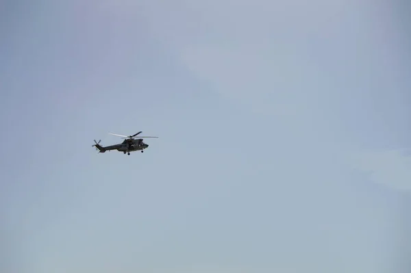 Disparo Aéreo Lejano Helicóptero Volando Cielo Azul Día Soleado — Foto de Stock