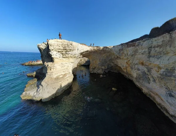 Eine Gruppe Touristen Steht Auf Den Felsen Küstenstrand Von Matera — Stockfoto