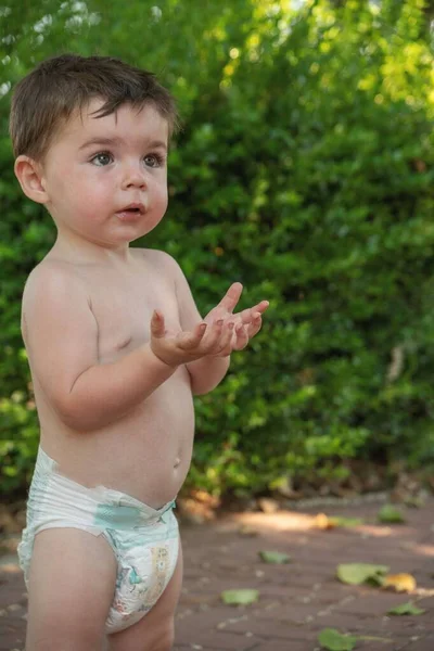 自然の中で白人の赤ん坊の垂直ショット — ストック写真