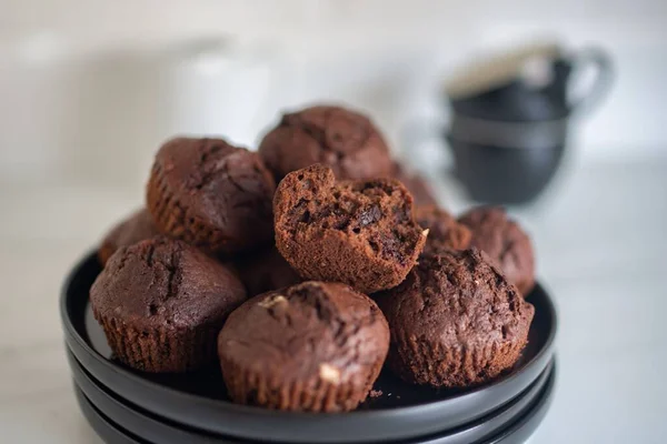 Detailní Záběr Čokoládových Muffinů Servírovaný Černém Talíři Kuchyni — Stock fotografie