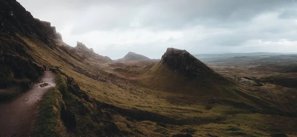Malowniczy Widok Wzgórze Quiraing Pochmurny Dzień Wsi Szkocji — Zdjęcie stockowe