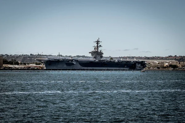 Een San Diego Slagschip Het Water Nabij Een Haven — Stockfoto