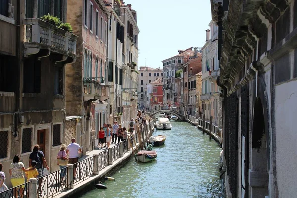 Schöne Aufnahme Eines Kanals Venedig Italien Einem Sonnigen Tag — Stockfoto