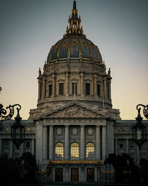 米国カリフォルニア州サンフランシスコの日没時のサンフランシスコ市庁舎の垂直ショット — ストック写真