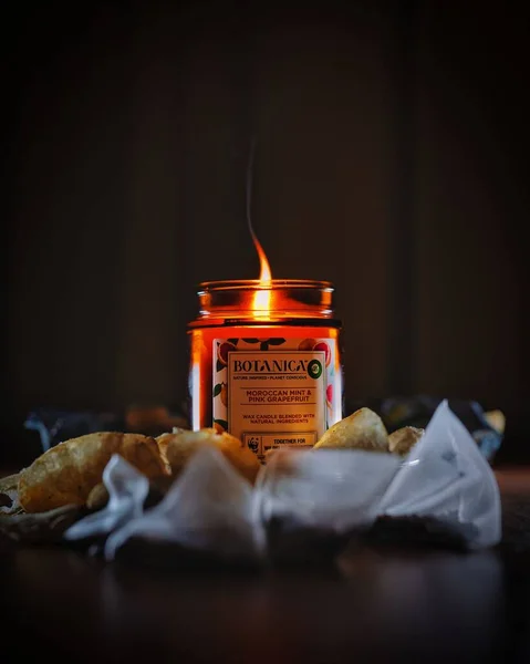 暗い背景の小さな炎を持つキャンドル瓶光の美しい景色 — ストック写真