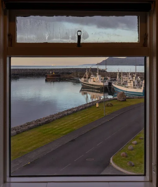 Güzel Bir Balıkçı Köyü Limanı Manzarası Eski Bir Pencereden Gemiler — Stok fotoğraf
