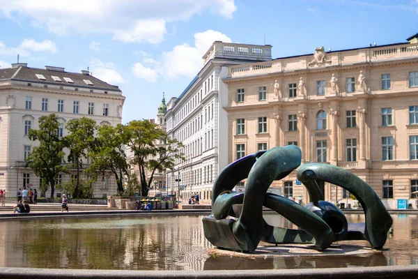 Stary Posąg Stawie Wodnym Wiedniu Austria Piękny Letni Dzień — Zdjęcie stockowe