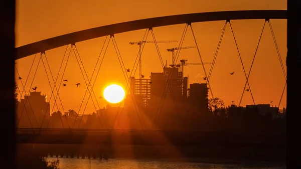 日落时河上的一座桥 — 图库照片