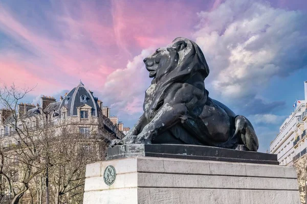 Paris Fransa Güzel Aslan Yuvası Denfert Rochereau Bölgede Tipik Binalarla — Stok fotoğraf