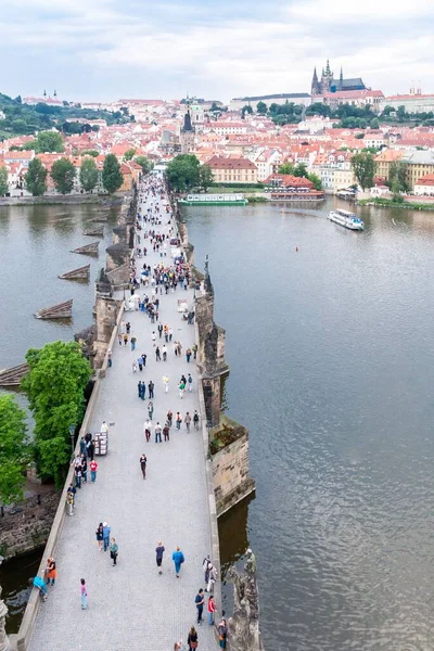 捷克共和国布拉格Vltava河查尔斯桥上人群的无人驾驶飞机射击 — 图库照片