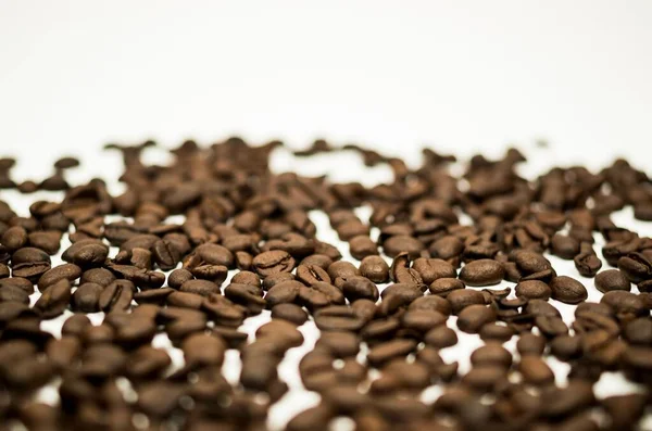 Een Closeup Van Gebrande Koffiebonen Een Witte Achtergrond — Stockfoto